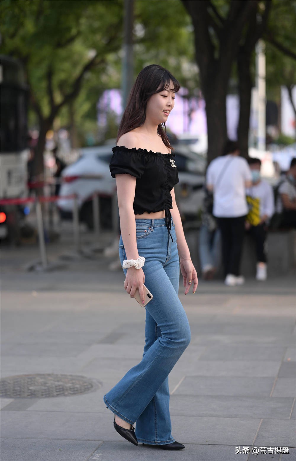 喇叭牛仔裤时尚又减龄,喇叭牛仔裤在冬季如何穿出时尚感