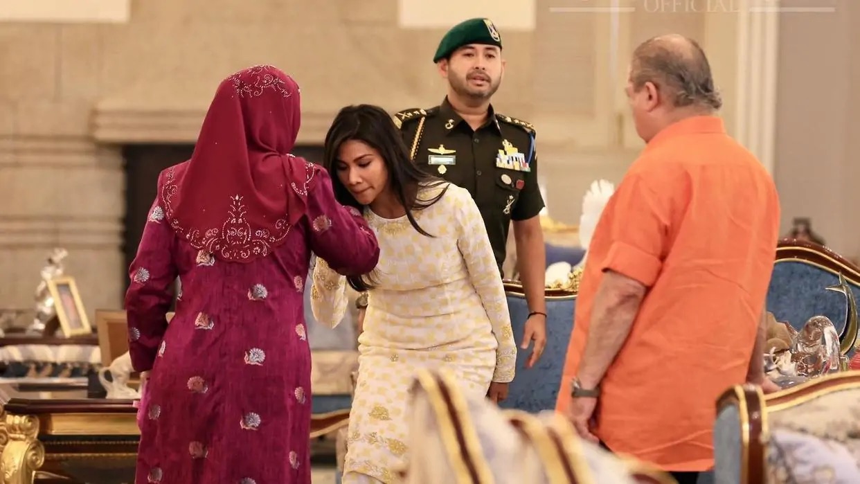 马来西亚国王礼服,马来西亚王室皇冠