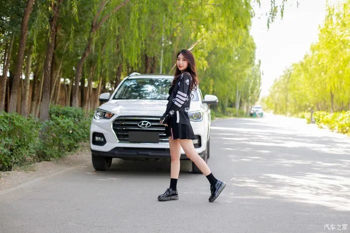 走稳重路线,北京现代ix35路上行驶视频