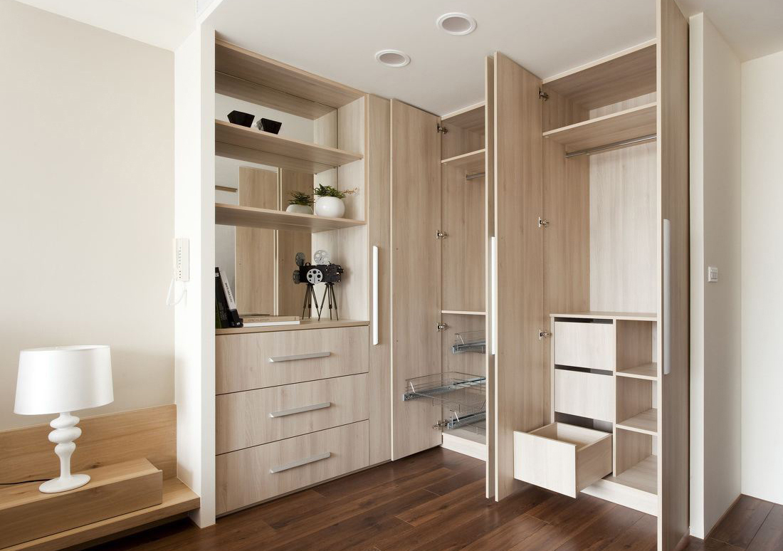 柜门用推拉门和平开门哪个好,定制衣柜推拉门选什么颜色好看