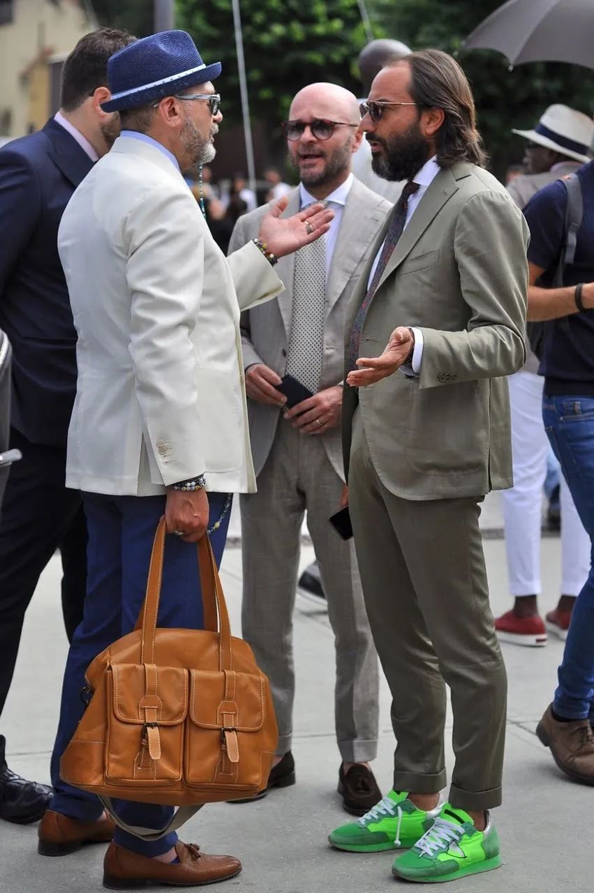 男士西装打底衫搭配运动鞋,西装牛仔裤可以搭配男运动鞋