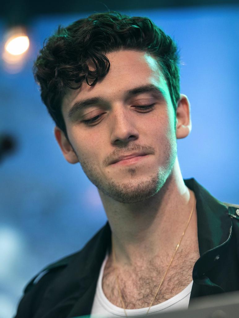 美*歌国**手与女友当众搂腰亲热，隔衣咬胸画面大胆，女友亲密坐大腿