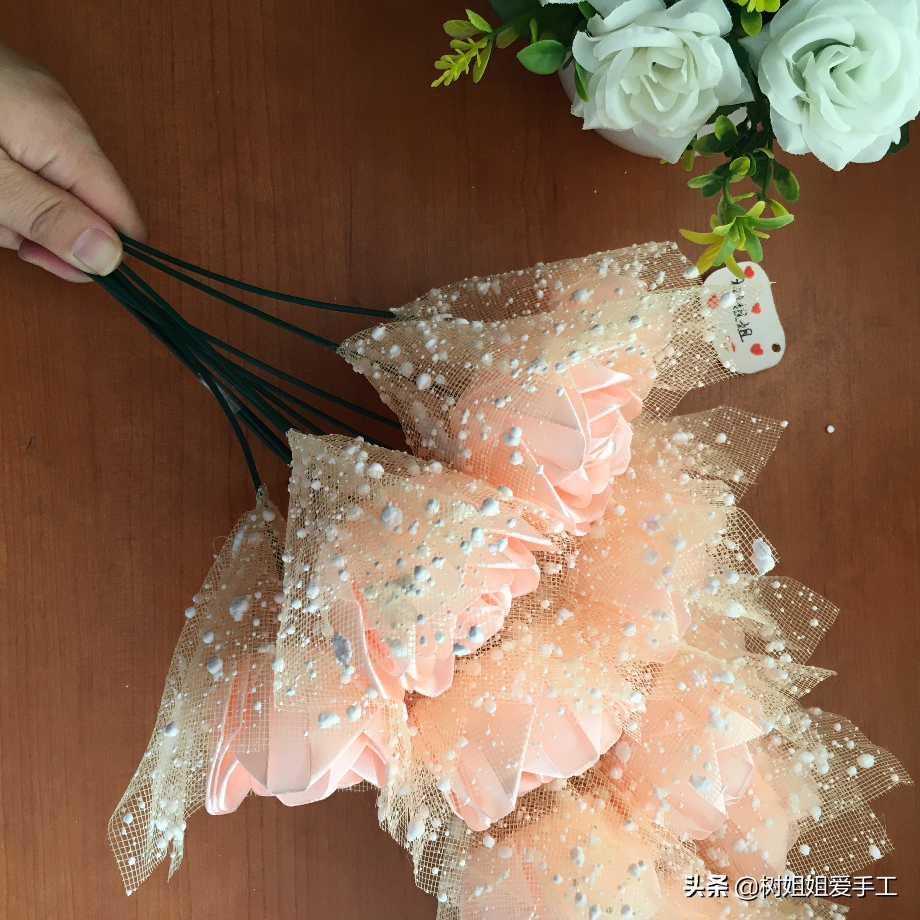 渐变玫瑰花钩织手捧花束包装教程,正方形的纸一束玫瑰花的包装方法