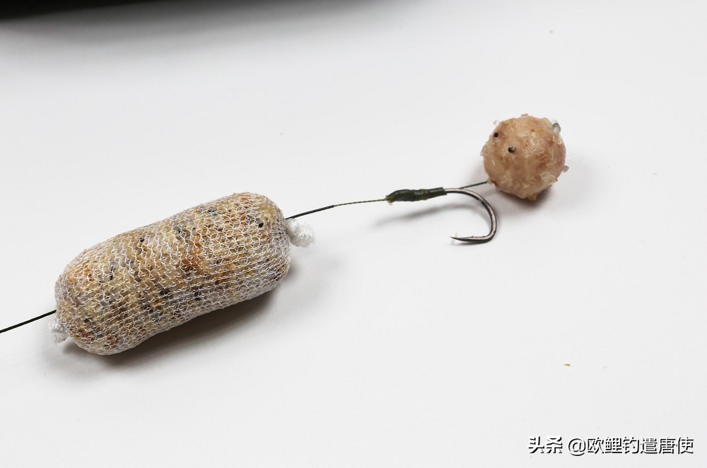 外国人钓鱼打窝技巧,老外用超大饵钓鱼