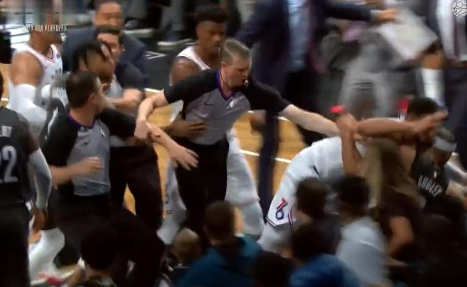 拉塞尔关键3失误,脑子一下子就短路了