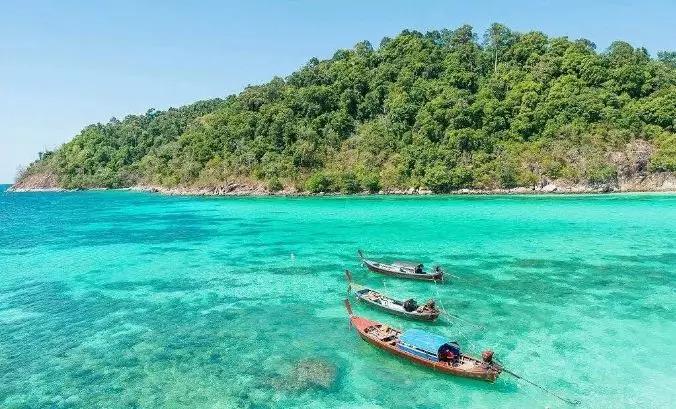 “口红一哥”李佳琦，旅行出门带哪只口红？