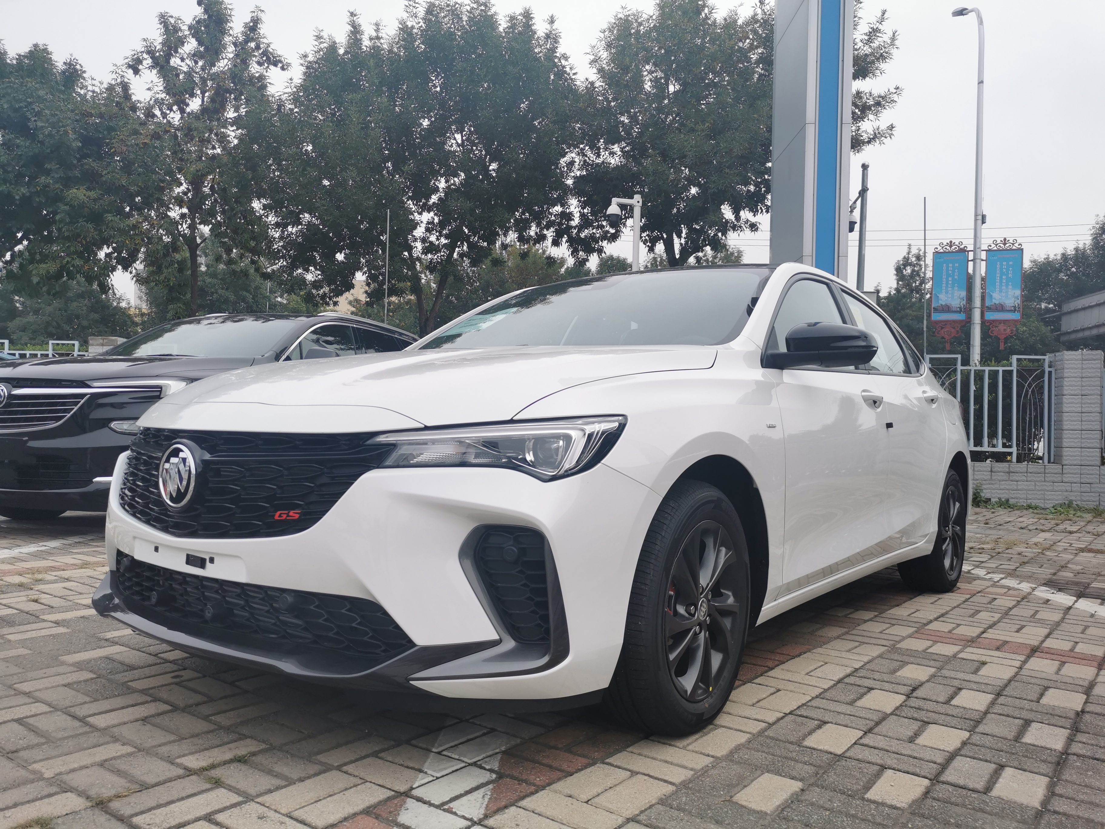 白色威朗pro尾翼好看吗,白色威朗pro乐享版原厂行车记录仪