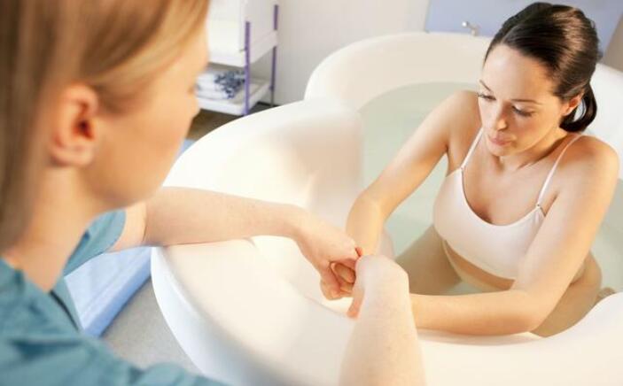 水中分娩和自然分娩的区别,水中分娩对宝妈有什么好处