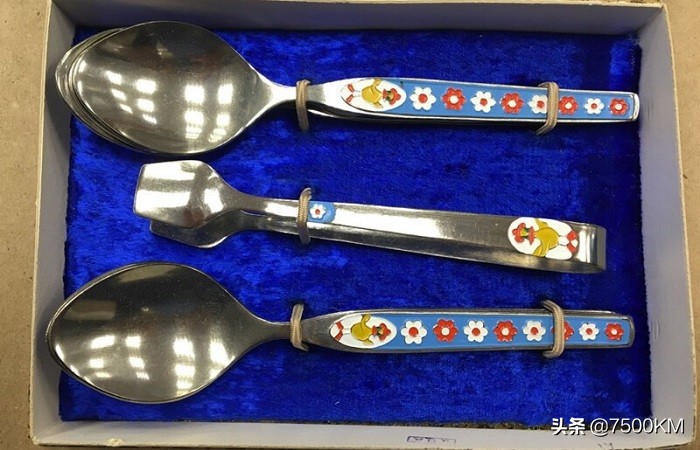 俄罗斯奶奶橱柜里拿出的餐具到底值多少钱