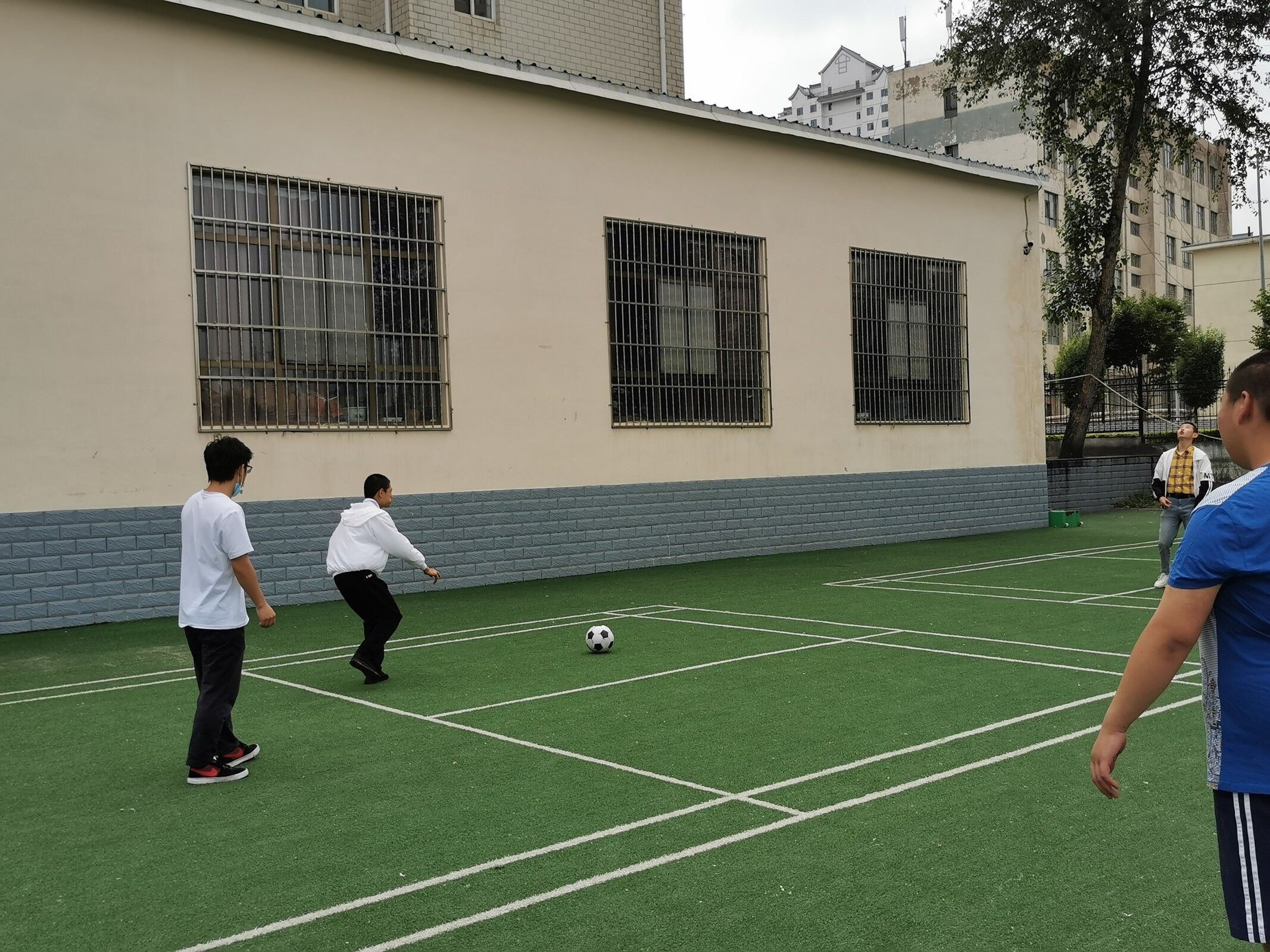 纸飞机飞向温暖，踢足球凝聚真情