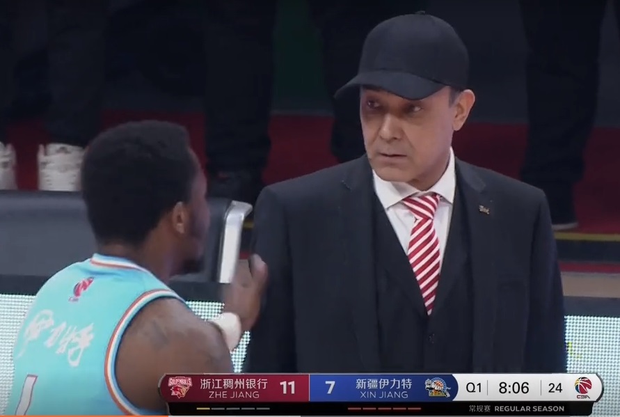 这球咋打？62声哨吹懵球员，阿的江：咋吹的？费尔德：教练忍住