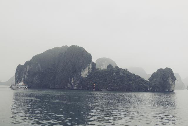 这里虽然风景如画人们生活的却很凄惨没日没夜的追着大船讨生活
