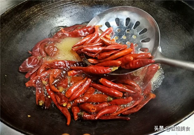 香辣香菇酱纯手工熬制,香菇酱的制作方法厨师秀