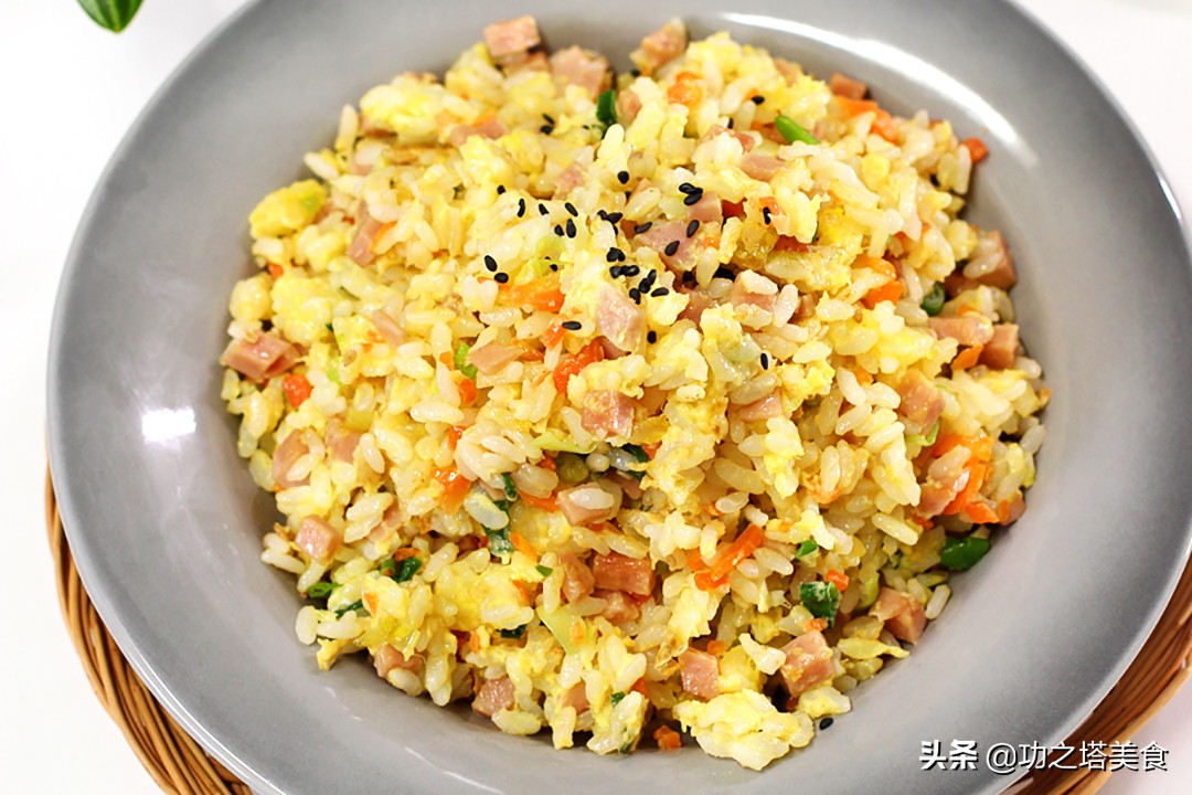 看不见鸡蛋的菜,蛋炒饭不放酱油做法