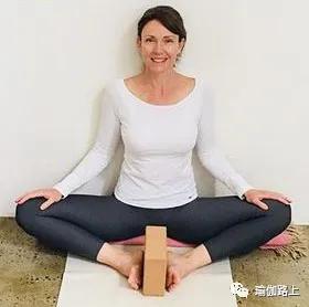 练瑜伽膝盖肿了怎么办,瑜伽束角式一侧膝盖高
