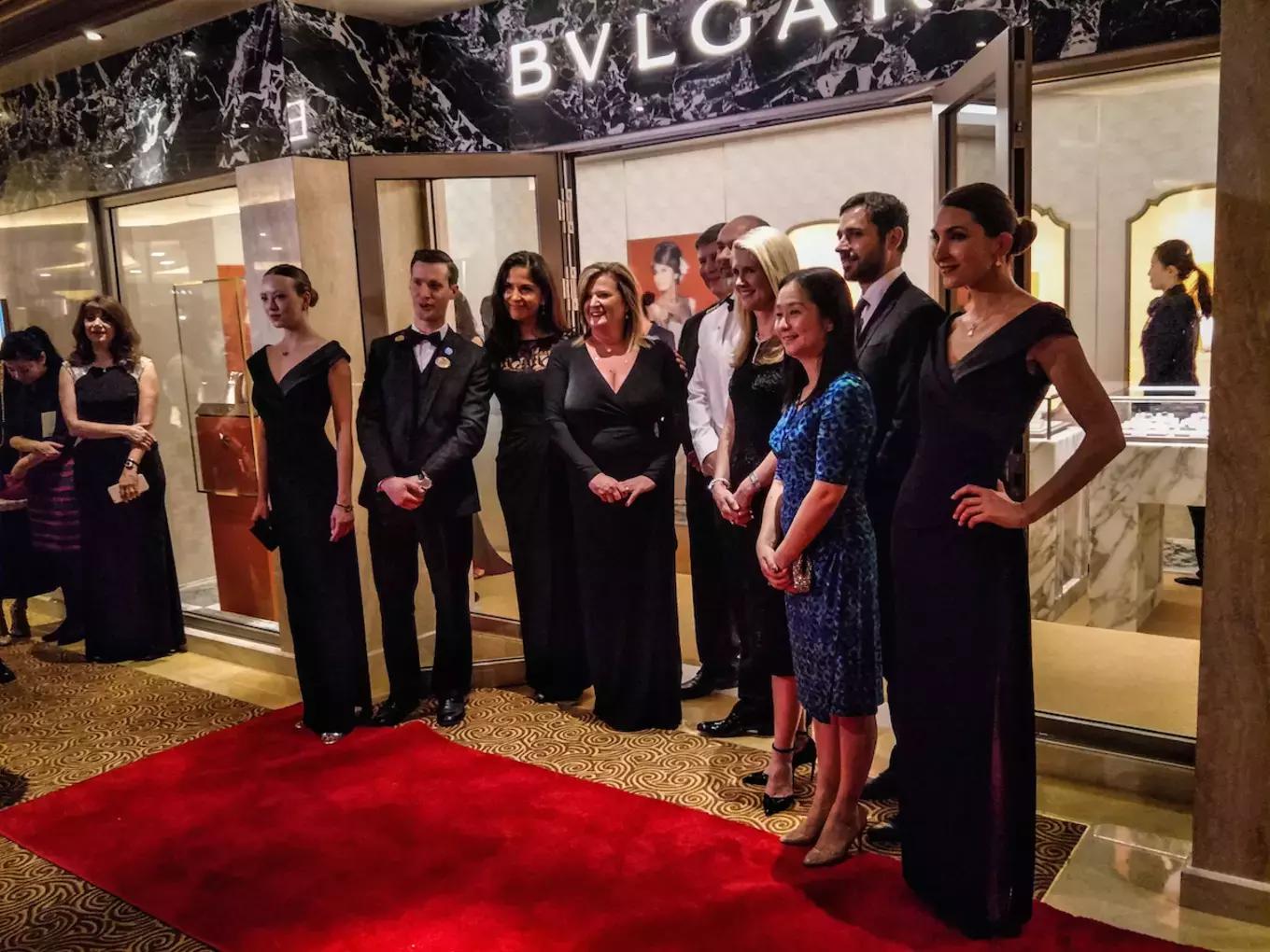 环球蜜月的小两口，免费上了一座价值8亿欧元的邮轮