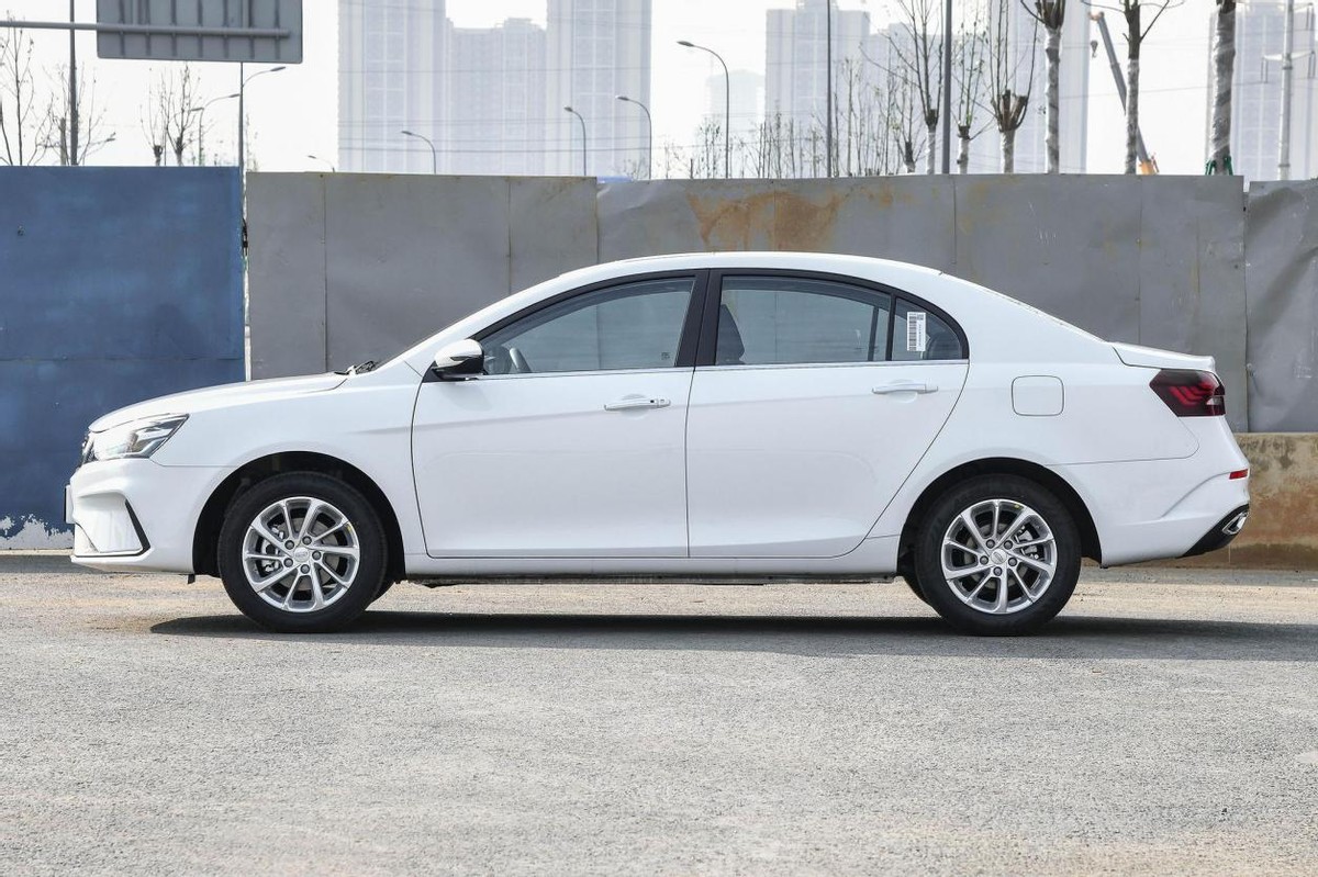 高颜值之选三款平民性能轿车推荐,这两款中级轿车10万的价格你选谁