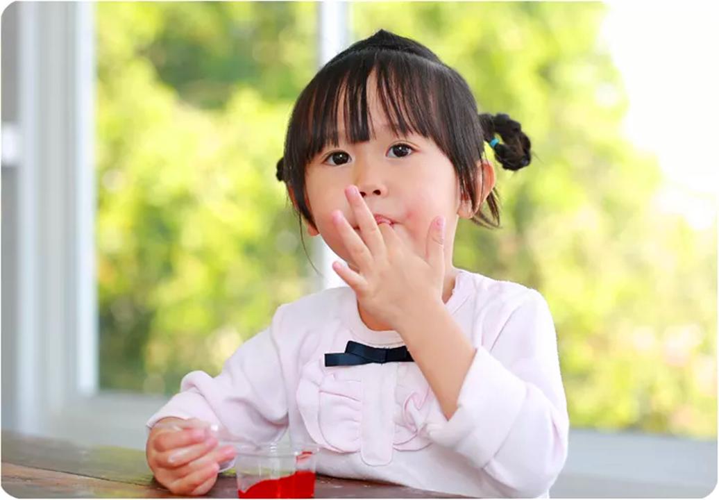 “娃不吃盐没力气”？1岁前宝宝辅食的3个“坑”，家长要避免