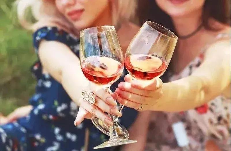 饭局中少喝酒技巧,酒量不好的人怎么应对