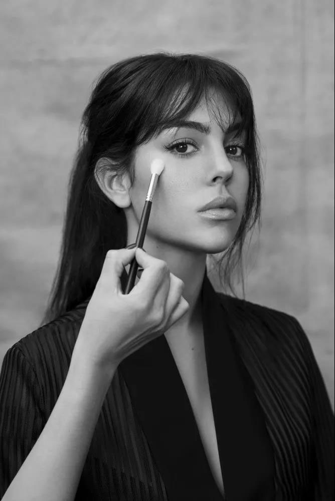 c罗在赛场亲吻乔治娜,c罗和女友乔治娜穿球衣合照图