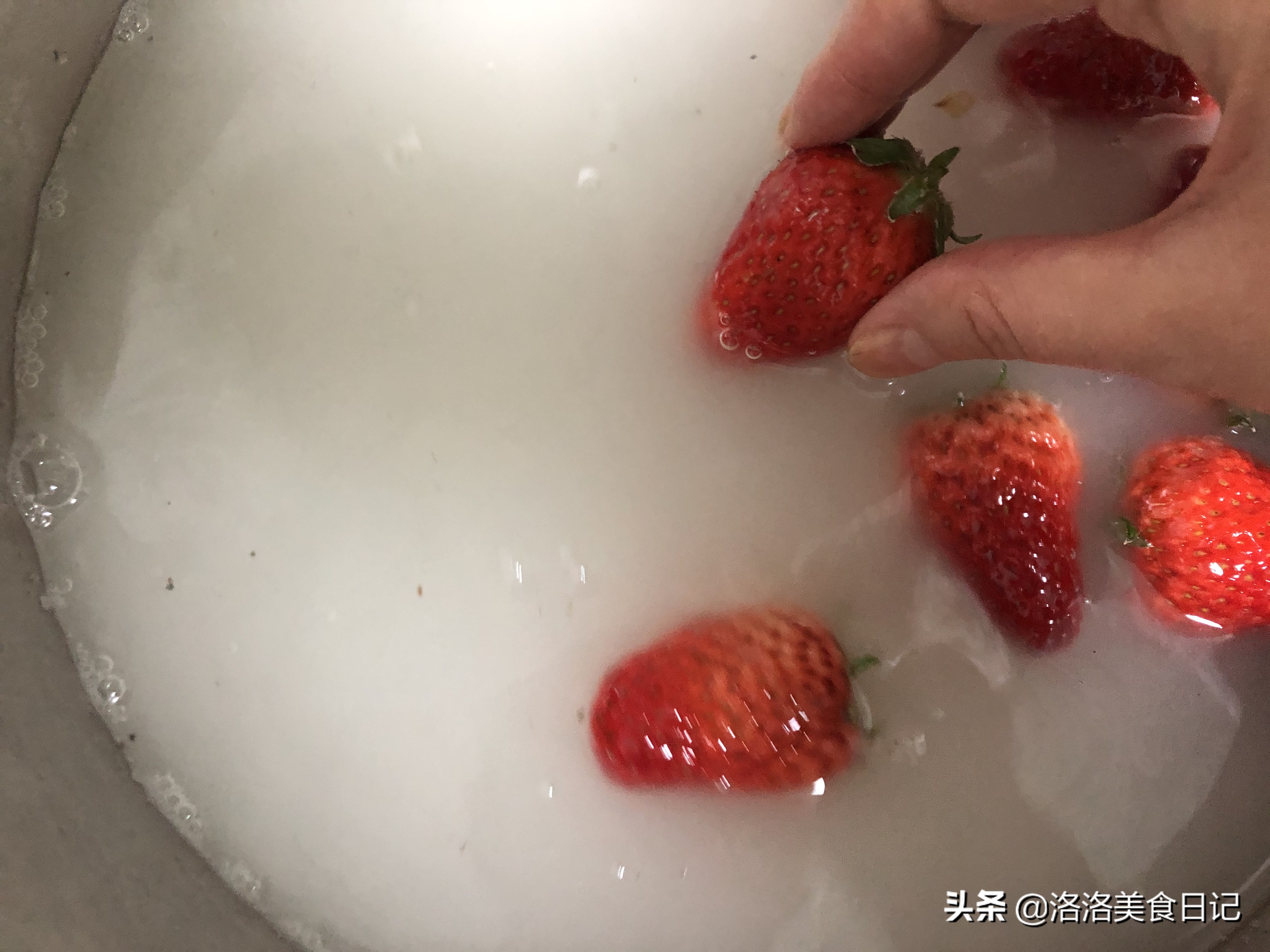 洗草莓，直接用清水洗等于吃虫卵，教你一招，洗得干净吃得更放心