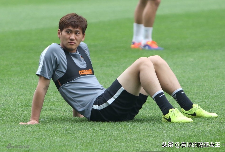 他是拥有千万级年薪的国足运动员，娶得爱运动的校花娇妻身材傲人