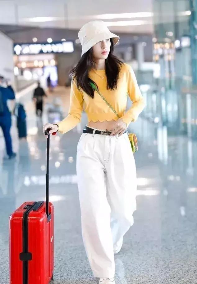 刘雯米兰时装周试装,刘雯维密走秀比心