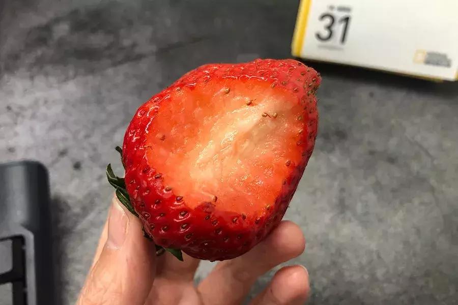 一下子吃了30颗草莓,吃了半斤草莓