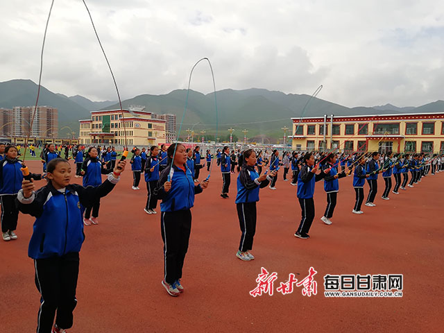碌曲藏族中学早读,碌曲县藏族中学第28届运动会舞蹈