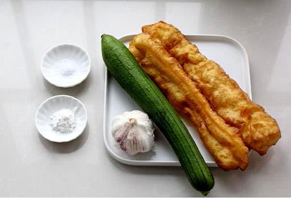 油条怎么炒好吃又松软,腊肉炒油条的家常做法