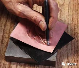 錾刻需要使用不同的錾子,錾刻工艺和篆刻工艺的区别