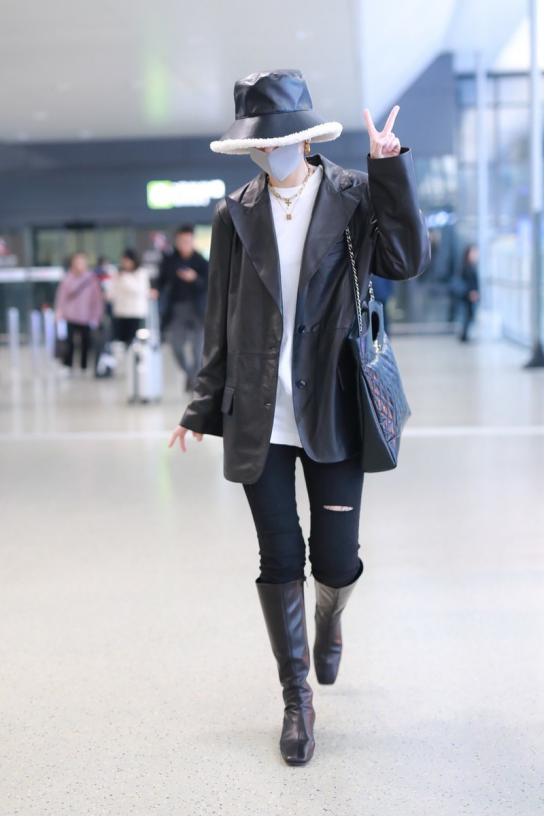 冬季穿一身白超时髦，和周雨彤学习白色服饰搭配，清纯又显白