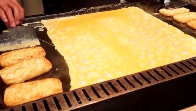 26岁小伙辞职卖稀罕小吃8元一份,90后小伙在街边卖起了这样的小吃