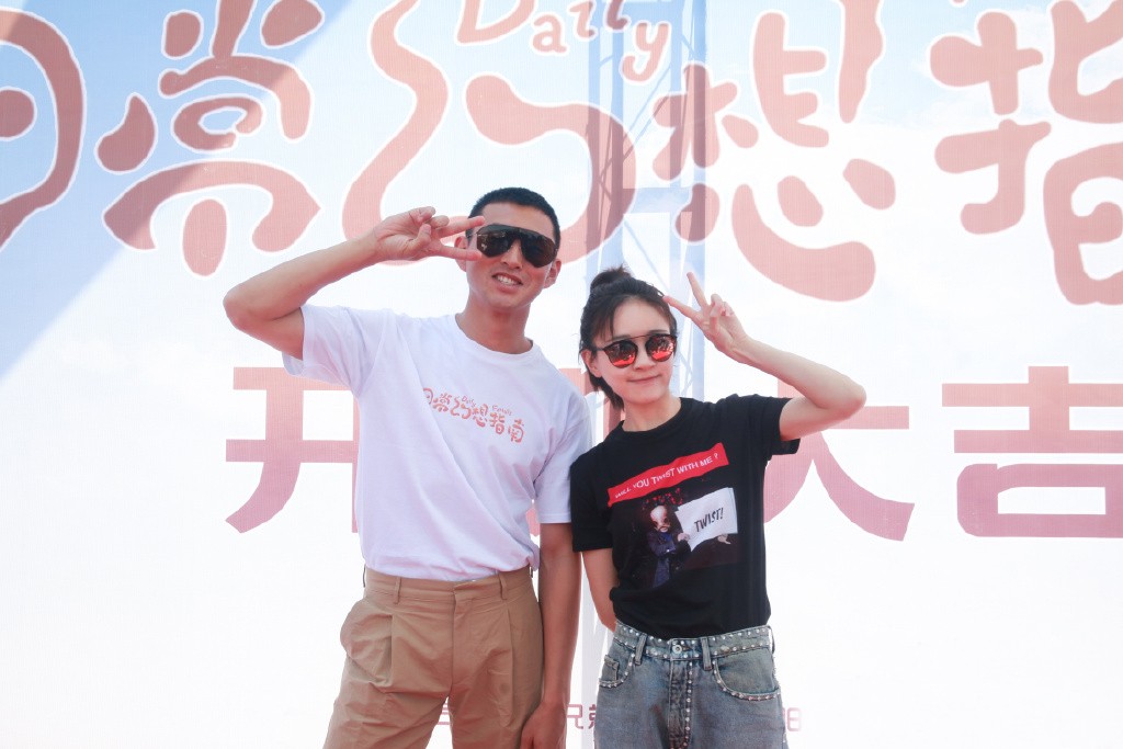 焦俊艳穿薄款牛仔裤,焦俊艳叠穿牛仔衣