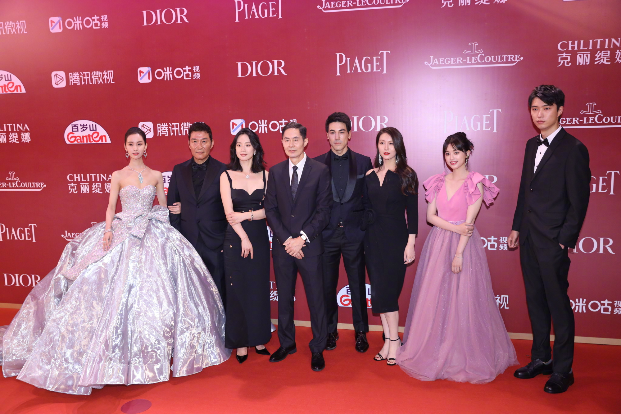 赵涛和周冬雨颁奖,赵涛周冬雨颁奖