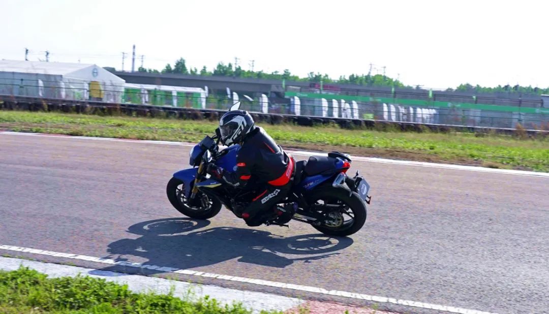 贝纳利tornado302跟飓风302r,新款贝纳利302r5秒破百