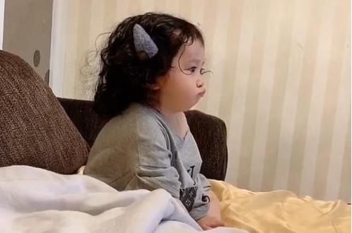 爸爸闻宝宝脚丫一脸嫌弃,爸爸闻宝宝小脚丫搞笑