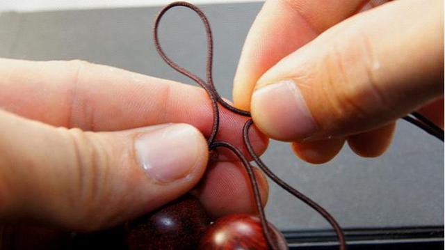 如何给文玩手串换绳,文玩换绳打结方法图解