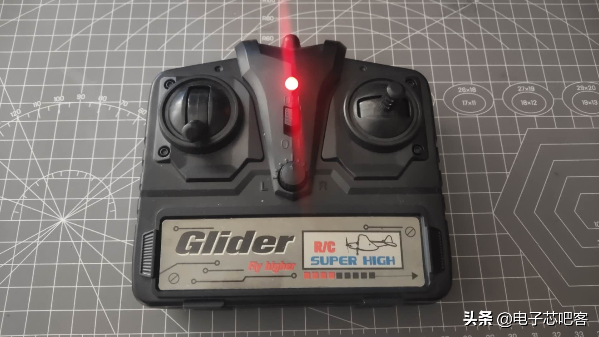 修复严重损坏的飞机,遥控飞机遥控器坏了怎样修复