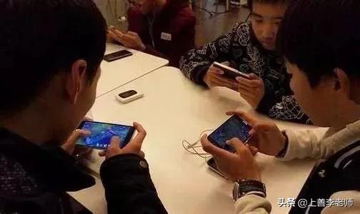 小孩13岁沉迷游戏单亲妈妈绝望了,15岁男孩沉迷游戏怎么拯救