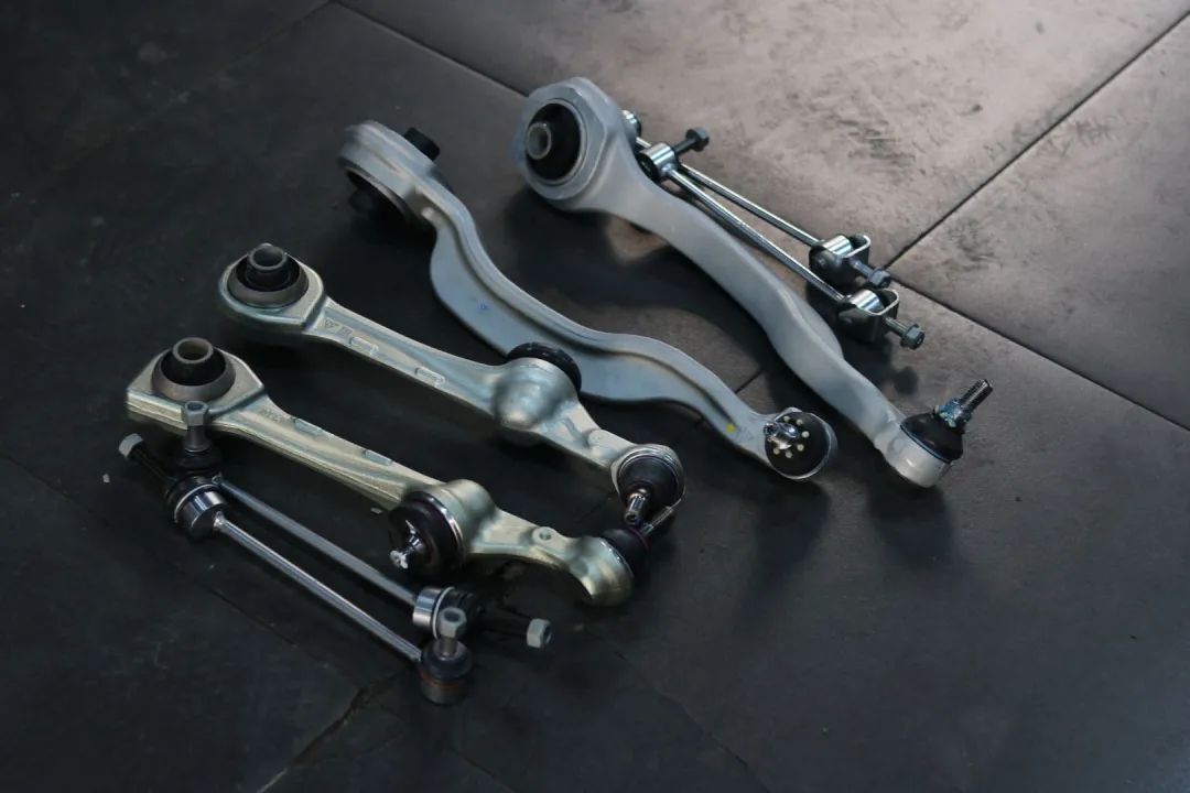 奔驰w221升级新款w222s450外观,老款奔驰w211e260翻新整备