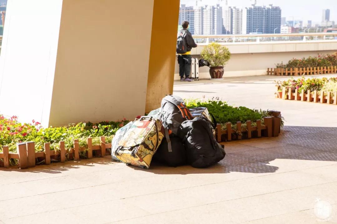直击春运首日各地出行现场,春运首日直击带上祝福温暖回家