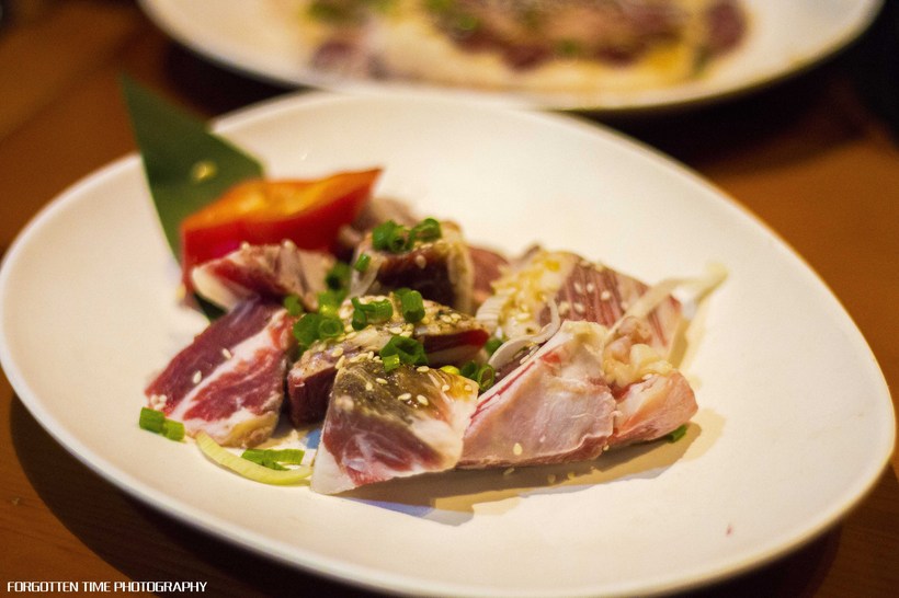 等待烤盘上的肉，就像是异地恋的情侣，看得见却吃不到