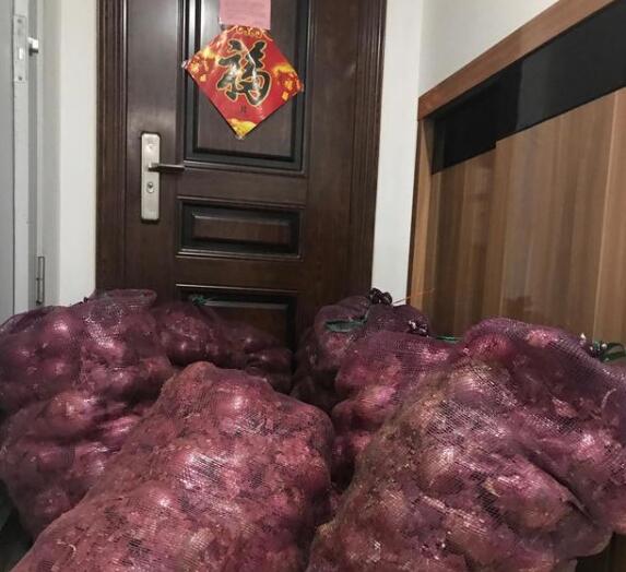 女孩给前男友送一顿洋葱,前女友给前任送洋葱