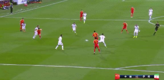 惨败出局！国足0-3伊朗连续两届亚洲杯止步8强后卫三次失误送礼