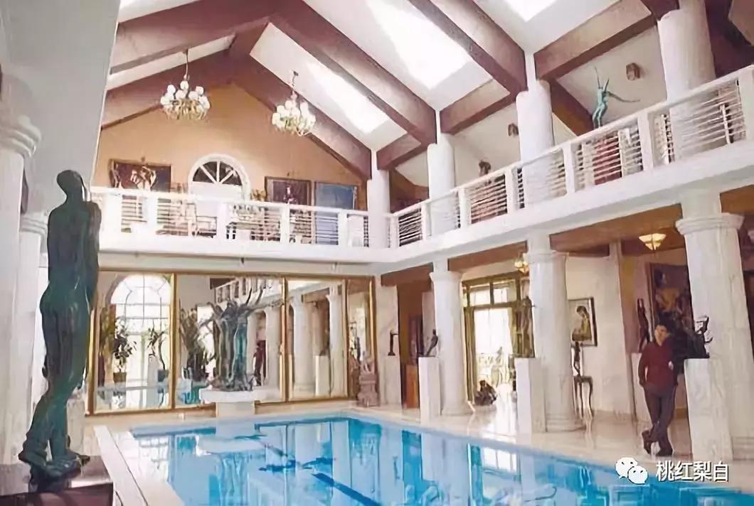 刘嘉玲和天价娃娃合影,刘嘉玲买画