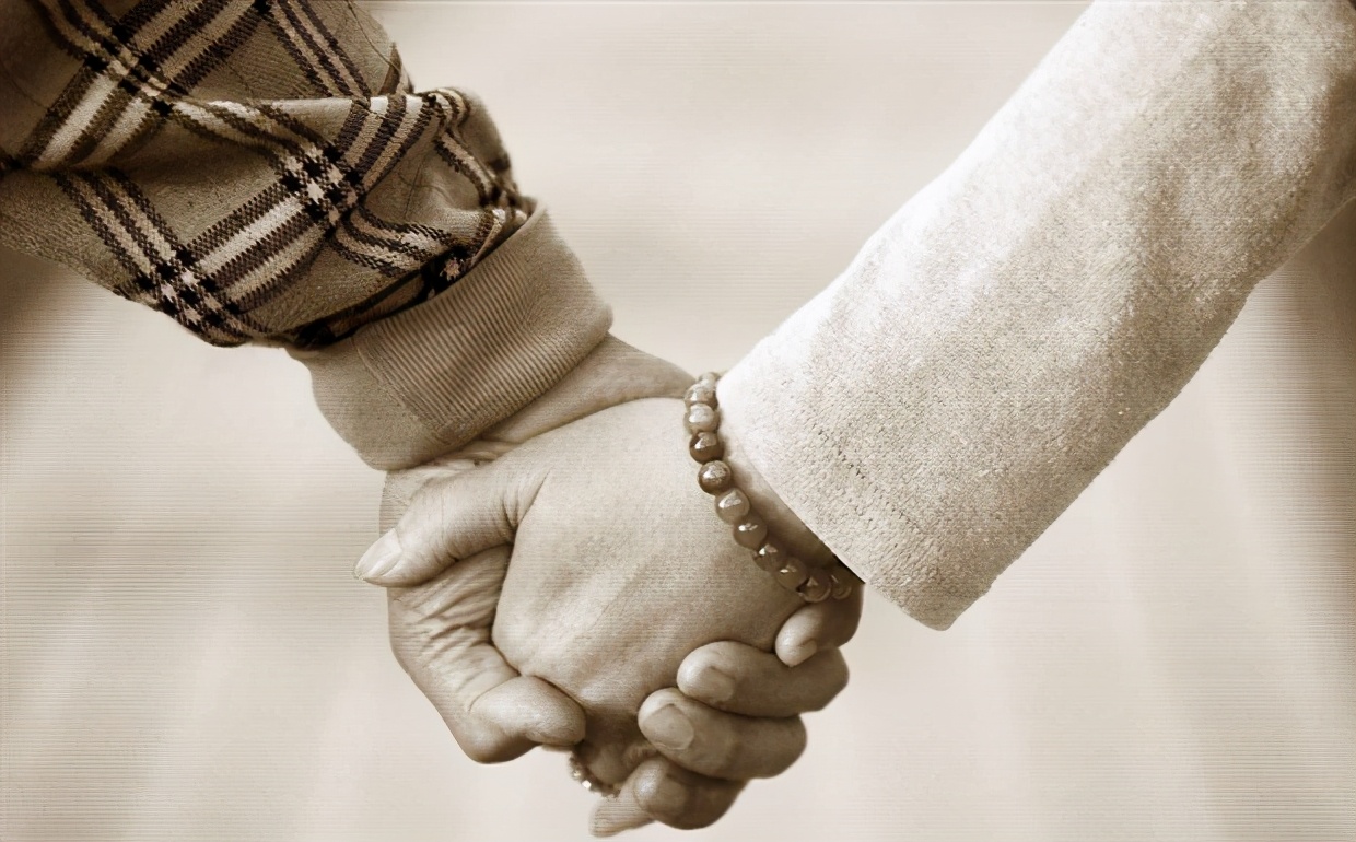 53岁“丁克族”女子的后悔：答应丈夫不要孩子，是我难以弥补的痛