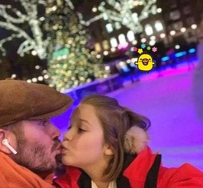 小贝和女儿接吻,小贝亲吻小七视频