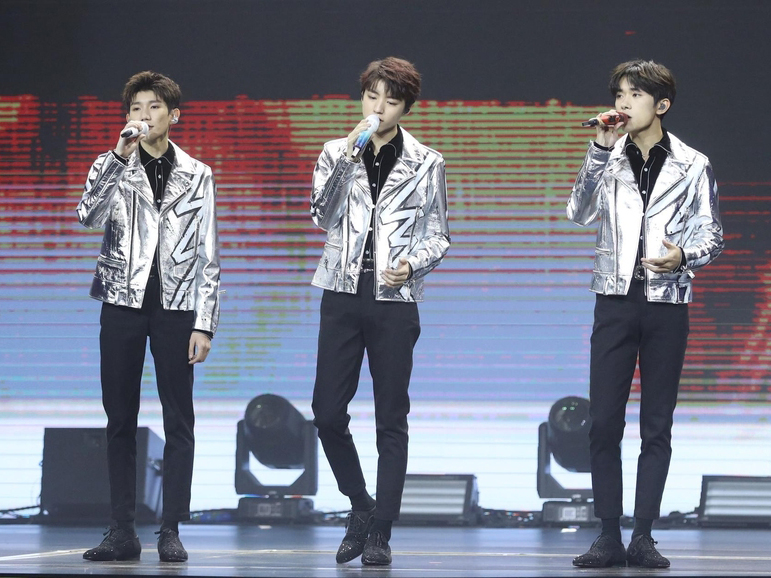 tfboys王俊凯白西装,tfboys十周年王俊凯外套