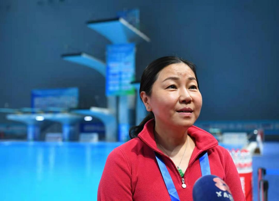 周继红跳水夺冠领奖视频,周继红评跳水